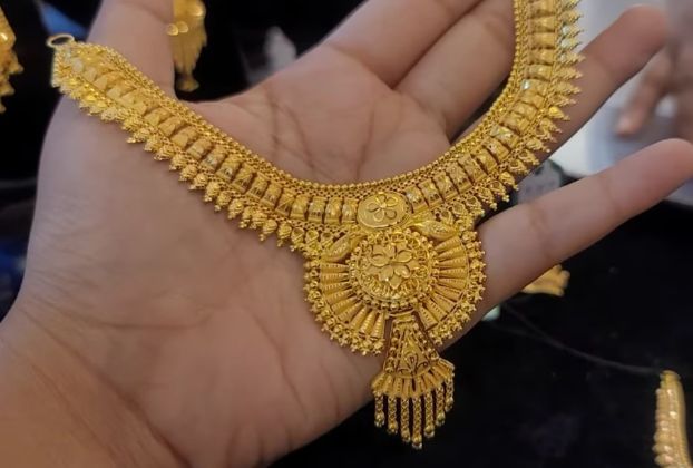 Simple gold necklace design