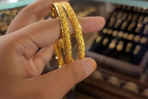 daily wear gold bangles in joyalukkas