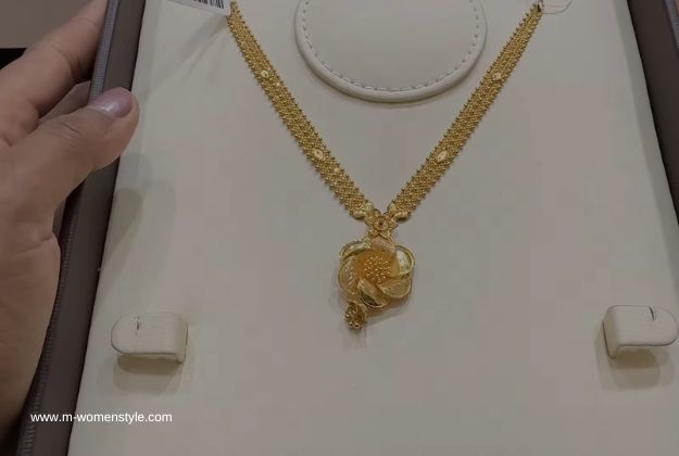 Gold necklace with pendant 