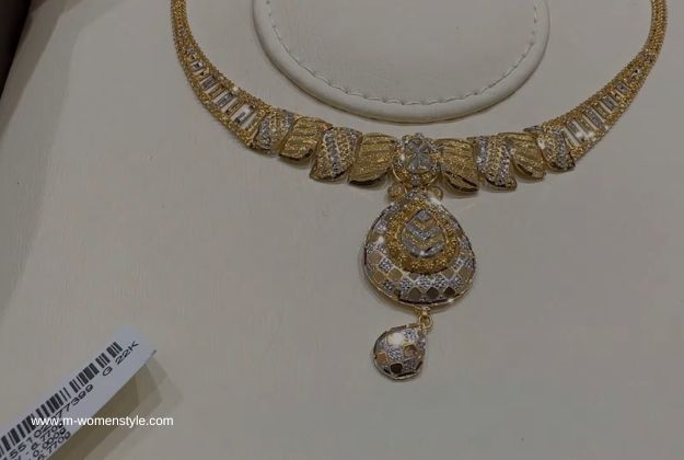 Eye Catching gold necklace in Kalyan Jewellers 