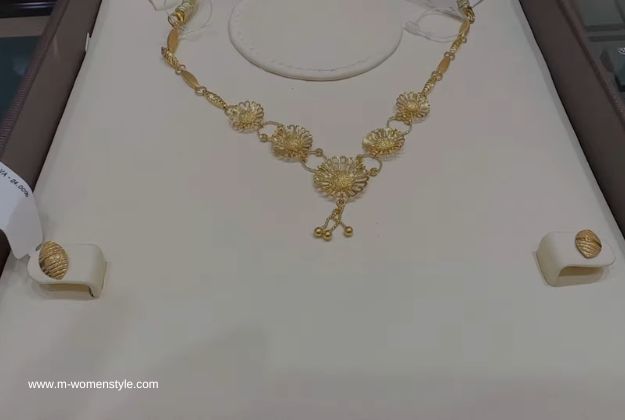 Very simple design gold necklace 
