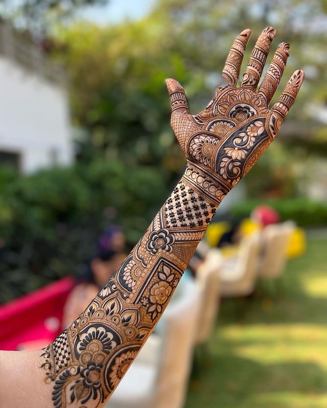 Floral mehndi for Arabic style 