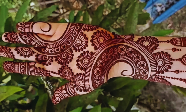 Small Circular Mehndi Design